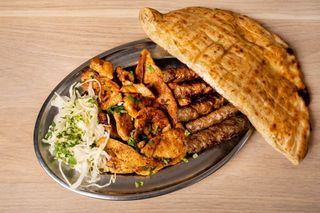 1/2 pilećih fileta i 5 ćevapa