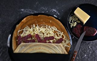 Палачинка  с лукaнка и кашкавал (260г)