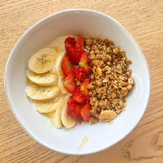 Iogurte com Granola, Morango, Banana e Mel
