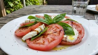 Капрезе с розов белен домат