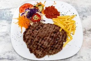 Gurmanska pljeskavica sa pomfritom i Koka-kolom