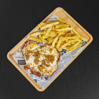 Cebolla caramelizada y queso cabra.