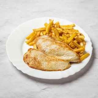 Pileći file sa pomfritom