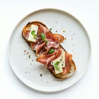 Tagliere bruschette, salumi e formaggi