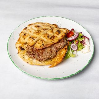 Pljeskavica+ pomfrit+kajmak+luk