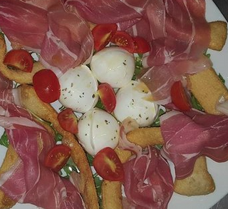 Chiacchierone con crudo, mozzarella di bufala,
