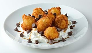 Iris fritta con ricotta e gocce di cioccolato