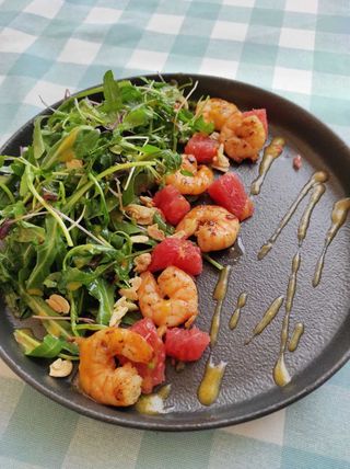 Салат с рукколой и креветками