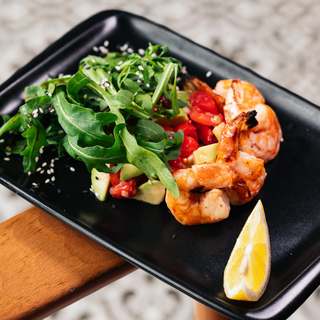 კრევეტებით და ავოკადოთ აზიურ სოუსით