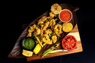 Calamari baby prăjiți pe pat de salata