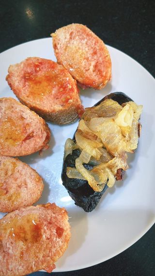 Morcilla con cebolla caramelizada y pan con tomate, TOP