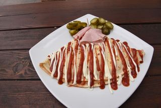 Palačinka sa šunkom, sirom i prilogom