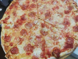 Salame piccante - mezza pizza