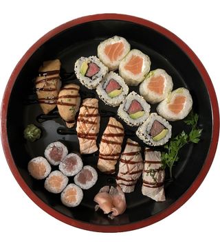 115. Variado De California, Maki y Nigiri Flambeado  20 uds.