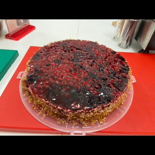 Fetta di torta frutti di bosco e granella di nocciole 