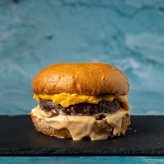 Cheeseburger, pomfrit i topljeni cheddar