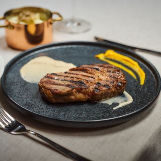 Ribeye Black Angus Argentinian cu baby carrot, usturoi confiat