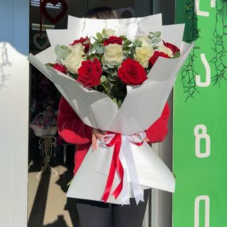 თეთრი და წითელი ვარდების თაიგული