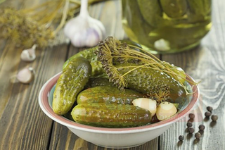 Salată de castraveți murați