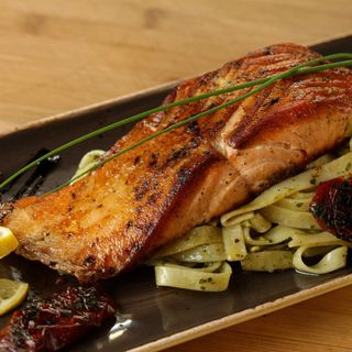 Сьомга с талиатели и сушени домати