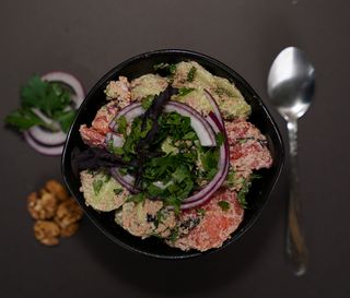 კიტრი და კანგაცლილი პომიდვრის სალათა ნიგოზში