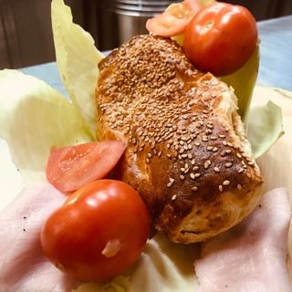 Mattonella salata con pomodoro, prosciutto cotto e mozzarella