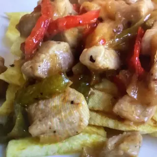 Ración de cerdo frito al estilo fiesta