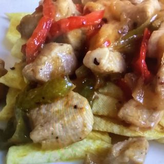 Ración de cerdo frito al estilo fiesta