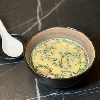 Sopa miso con leche de coco