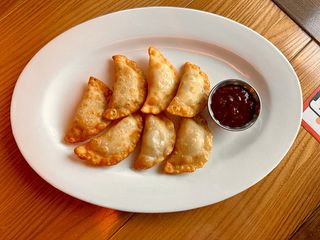 Міні-чебуреки з сиром та соусом ткемалі (150g)