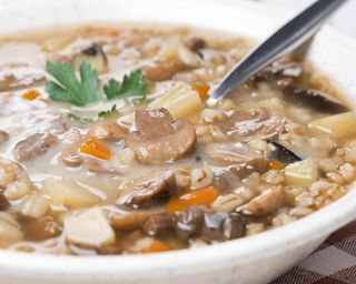 Sopa de pollo con champiñones