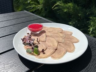 Відварний телячий язик з хріном (130г)