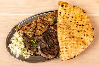 1/2 teleća šnicla i 1/2 ramstek