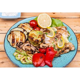 File de șalău la grătar cu legume