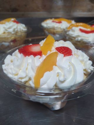 Porción De Pionono De Crema Chantilly Con Fresas Y Melocotón (Individual)