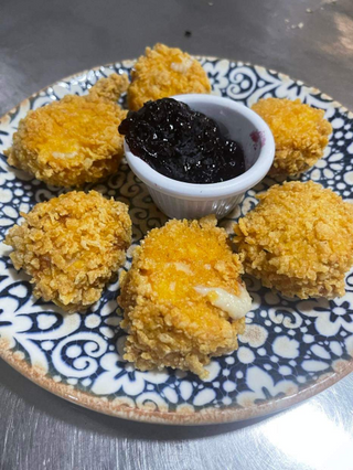 Панирани топени сиренца с домашно сладко от горски плодове (200г)