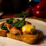 Яйцо Бенедикт с семгой  