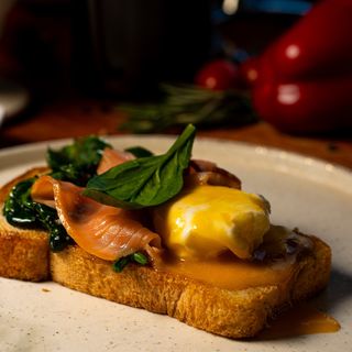 Яйцо Бенедикт с семгой  