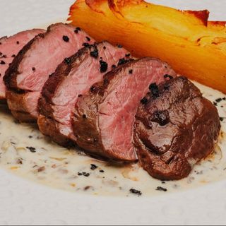 ФИЛЕ МИНЬОН С КАРТОФЕЛЬНЫМ ГРАТЕНОМ И ГРИБНЫМ СОУСОМ 