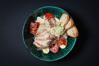 Салат з курячим філе гриль, беконом і соусом Цезар (250г)