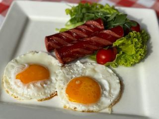 Яєчня з мисливськими ковбасками (200g)