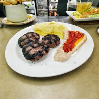 Кюфтета на скара с картофки и сирене (350гр)