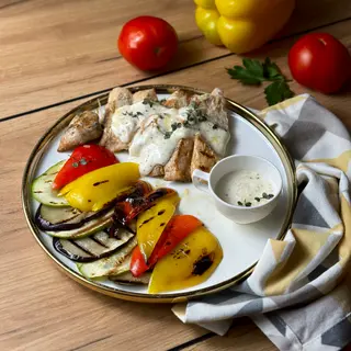 Куриное филе с овощами на гриле
