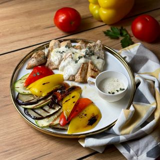 Куриное филе с овощами на гриле