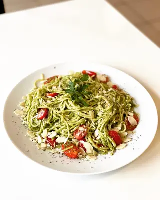 Spaghetti z pesto pietruszkowo-porowym i pomidorkami cherry
