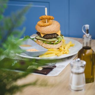 Cheeseburger 450 gr + Coca-Cola 0.33l