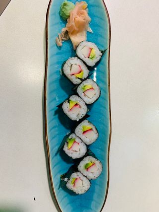 Maki de surimi y aguacate (8 pzs.)