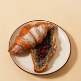 Круасан мак-вишня