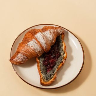 Круасан мак-вишня