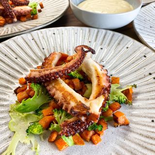 Zapečena hobotnica sa domaćim krompirom 350g